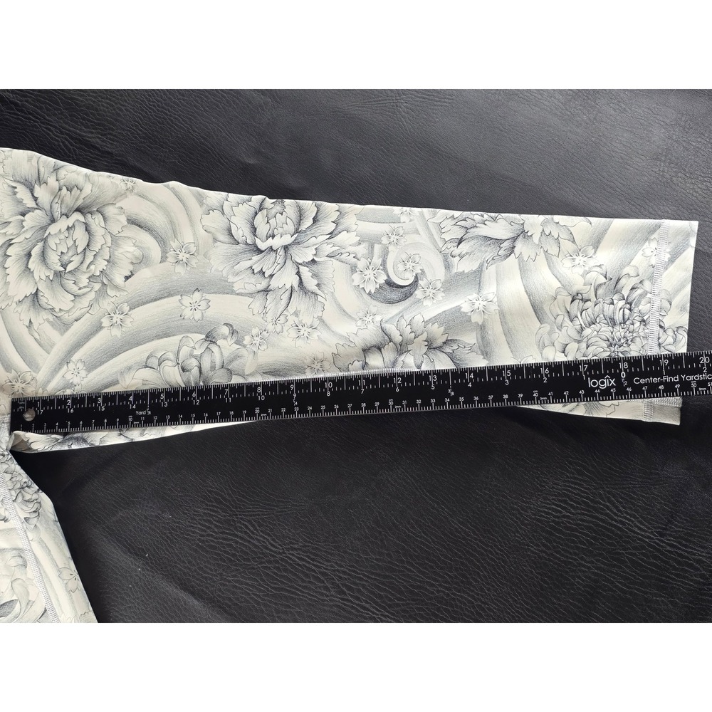 Lululemon Grey White Floral Illustrative Print High Rise Crop Leggings Size 8 - Picture 5 of 5